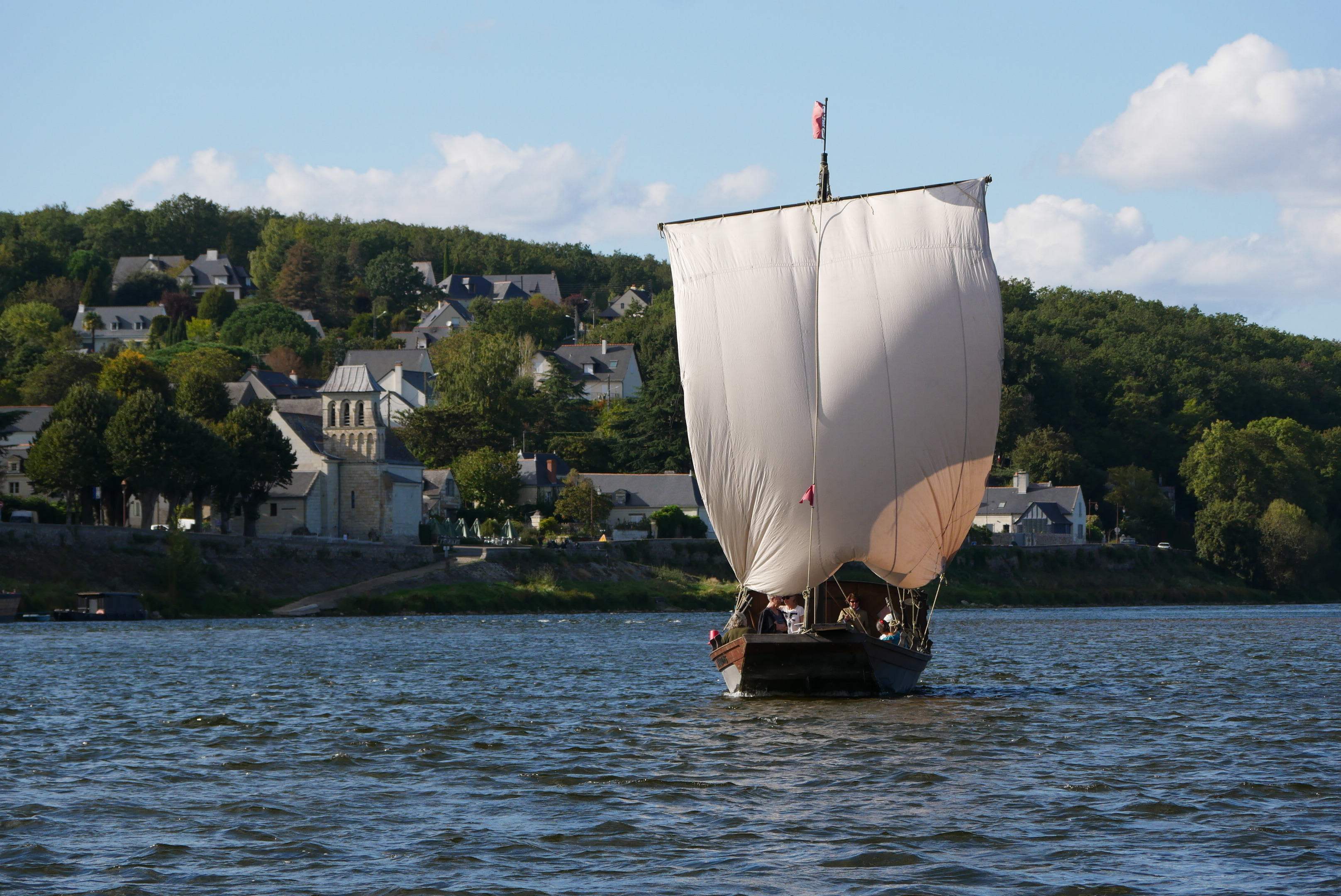 Toue sablière naviguant sur la Loire